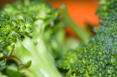 Sebzeler yeşil brokoli ve kırmızı balkabağı. 