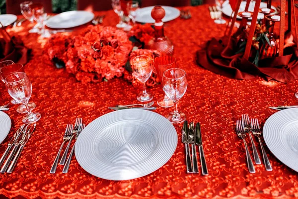 红色桌布上的一套银制碗碟 — 图库照片