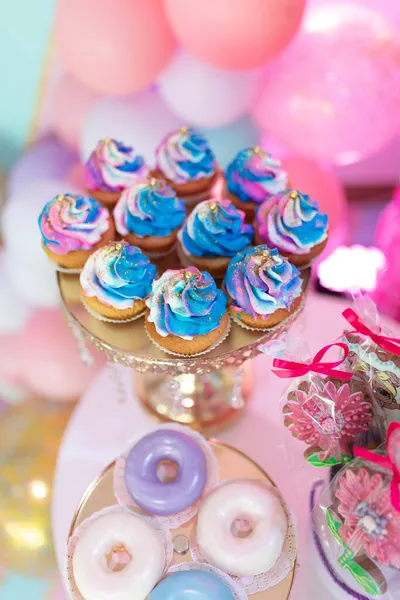 Cupcakes Azuis Uma Bandeja Ouro — Fotografia de Stock