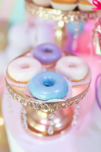 在金盘上的釉面上涂上五颜六色的甜甜圈 — 图库照片