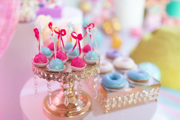 Bunte Cake Pops Mit Bunten Bändern Und Donuts Auf Goldenen — Stockfoto