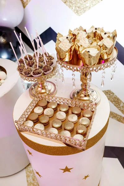 Rosa Cupcakes Kuchen Und Schokoladenbonbons Einer Schokoriegel — Stockfoto
