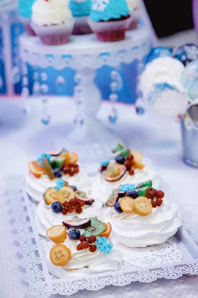 Magdalenas Con Crema Blanca Adornadas Con Bayas Frutas Sobre Una —  Fotos de Stock