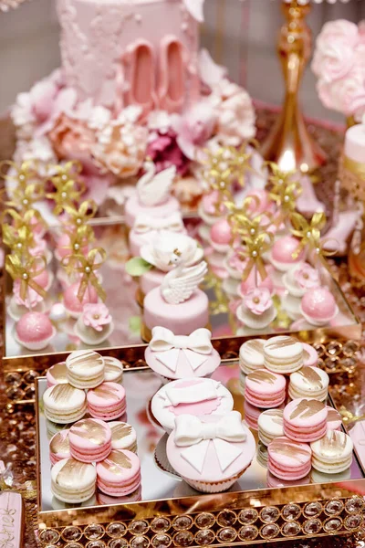 Różowe Babeczki Ciasta Makarony Batoniku Ozdobione Karmelowymi Kokardkami Łabędziami — Zdjęcie stockowe