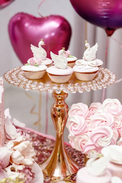Рожеві Кекси Торти Макарони Цукерковому Барі Прикрашені Карамельними Бантами Лебедями — стокове фото