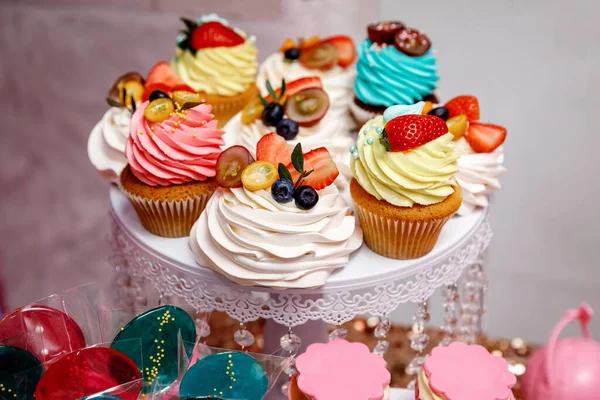 Cupcakes Med Flerfärgad Grädde Vit Bricka — Stockfoto