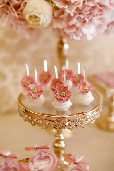 粉红糖果和纸杯蛋糕 用粉红焦糖花和糕点装饰 — 图库照片