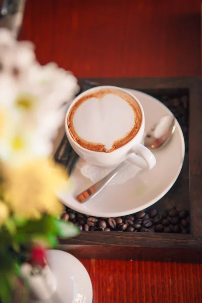 Biały Kubek Cappuccino Czerwonym Stole Kawiarni — Zdjęcie stockowe