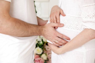 Ebeveynler nazikçe el ele tutuşur.