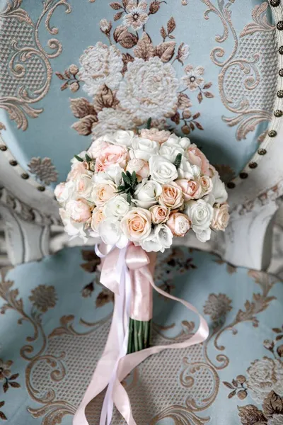 Rosas Brancas Rosa Claro Uma Cadeira Vintage Azul Com Bordado — Fotografia de Stock