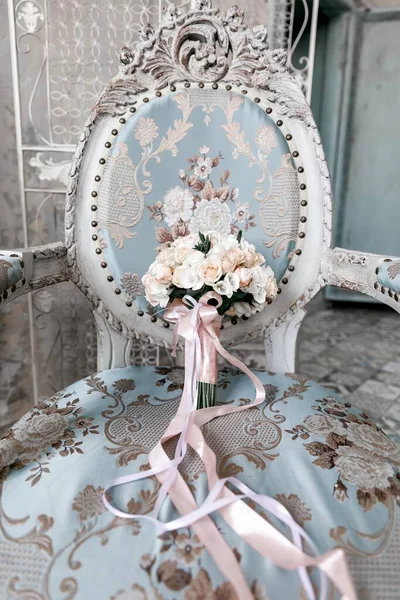 Rosas Brancas Rosa Claro Uma Cadeira Vintage Azul Com Bordado — Fotografia de Stock
