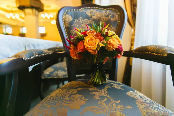 Buquê Rosas Laranja Alstormeria Fica Uma Cadeira Verde Escura Aparada — Fotografia de Stock