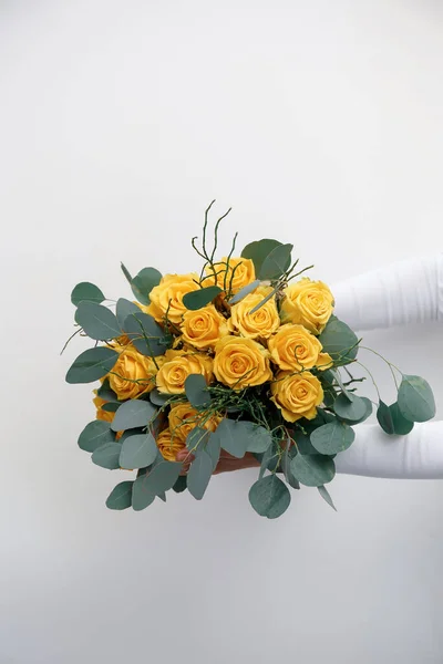 Menina Uma Camisola Branca Segura Buquê Rosas Amarelas Eucalipto — Fotografia de Stock