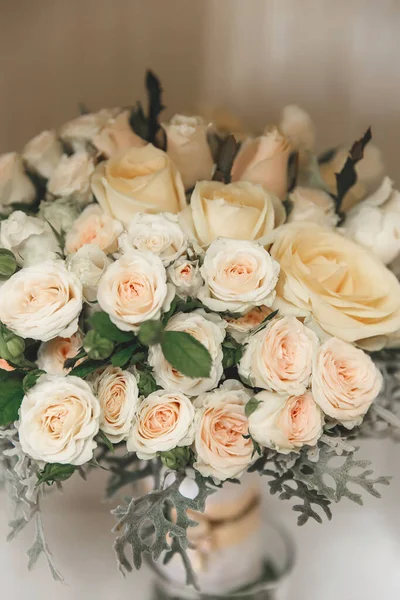 Buquê Nupcial Rosas Creme Superfície Branca Sobre Fundo Borrado — Fotografia de Stock