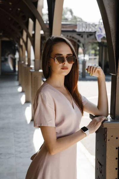 Mujer Joven Vestido Beige Gafas Sol Marrones Calle — Foto de Stock