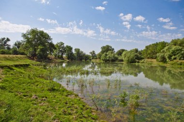 Ovadaki nehir Mavi gökyüzüne karşı