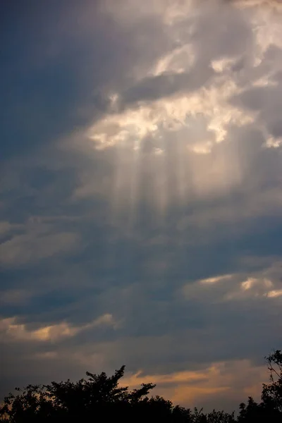 Sonnenstrahlen Die Bei Sonnenuntergang Durch Die Wolken Dringen — Stockfoto
