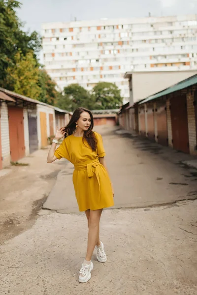 Una Chica Vestido Amarillo Por Encima Las Rodillas Camina Por — Foto de Stock
