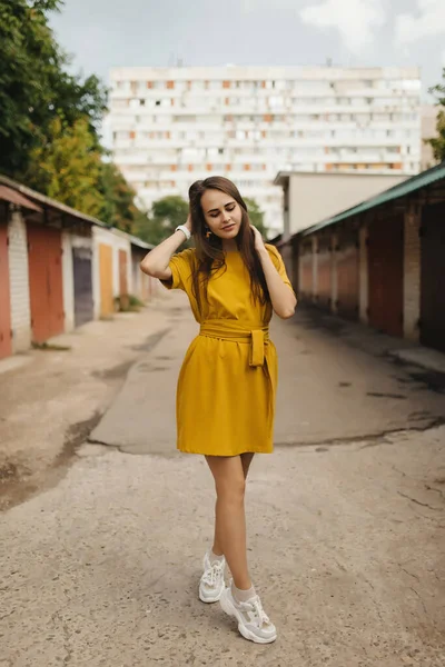 Egy Lány Sárga Ruhában Térd Felett Sétál Utcán Megérinti Haját — Stock Fotó