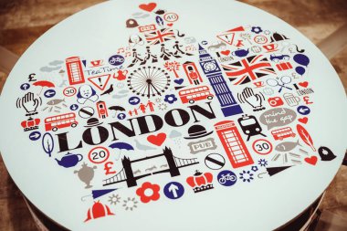uk sembolleri: bayrak, taç, yol işaretleri, yağmur, telefon kulübesi, şemsiyeler, güvercinler, insanlar, balık, şapka, çay, kule köprüsü, plastik bir yüzeye basılmış ağaçlar ve çiçekler