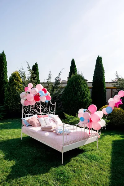 분홍색 천으로덮인 침대와 베개가 풍선이 — 스톡 사진
