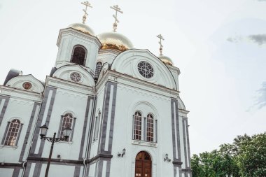 Gökyüzüne karşı beyaz taştan yapılmış Ortodoks Rus tapınağı