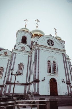 Gökyüzüne karşı beyaz taştan yapılmış Ortodoks Rus tapınağı