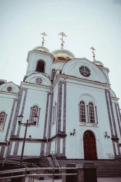 Tempio Russo Ortodosso Fatto Pietra Bianca Contro Cielo — Foto Stock