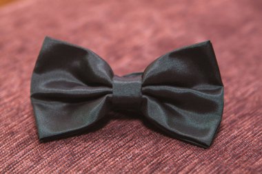 Vişneli kadifenin bulanık arka planında siyah papyon.