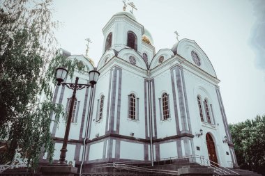 Gökyüzüne karşı beyaz taştan yapılmış Ortodoks Rus tapınağı