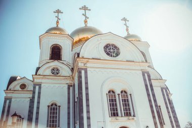 Gökyüzüne karşı beyaz taştan yapılmış Ortodoks Rus tapınağı