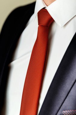 Mükemmel ütülenmiş beyaz gömlek ve lacivert cekete karşı kırmızı ipek kravat.