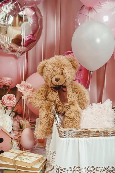 Ein Brauner Teddybär Sitzt Auf Einem Korb Neben Dekorationen Luftballons — Stockfoto