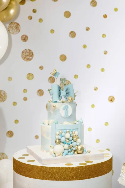 Ljusblå Födelsedagstårta Dekorerad Med Rosett Hjärtan Kronor Och Ballonger Blått — Stockfoto