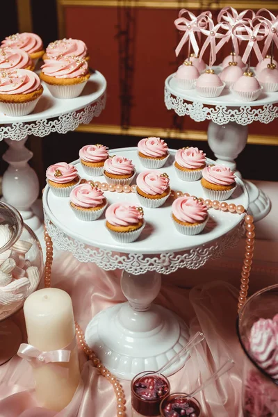 Cupcakes Růžovou Smetanou Zdobené Zlaté Korálky Bílém Podnosu Rozmazaném Béžovém — Stock fotografie