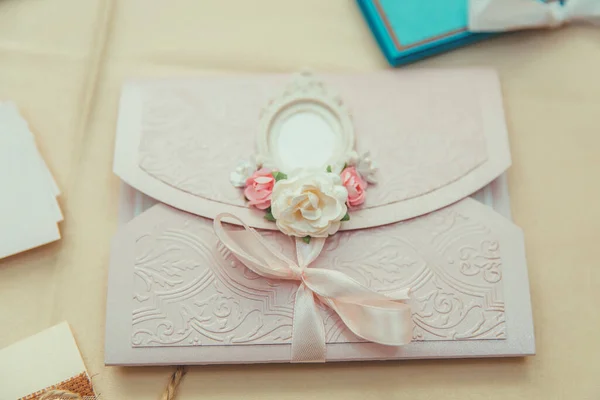 Envelope Com Gravura Rosa Suave Decorado Com Uma Fita Rosa — Fotografia de Stock