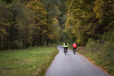 Sonbahar parkında bisiklet sürmek