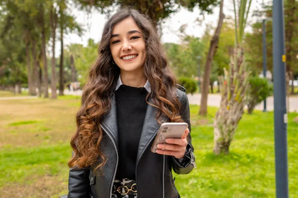 Усміхнена Молода Леді Бізнес Леді Позує Камеру Тримає Телефон Вона — стокове фото