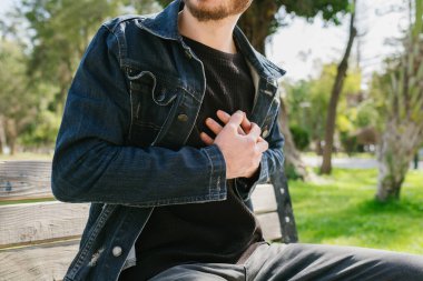 Heartache, genç adam kalp krizi geçiriyor. Genç adam kalp rahatsızlığı çekiyor. Yetişkin adam parkta sandık başında oturuyor.