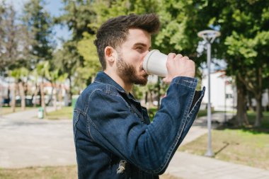 Mavi kot ceket giyen yakışıklı bir adam kahve içerken gözünü kaçırıyor. Bir yaz günü hayatını düşünen bir adam..