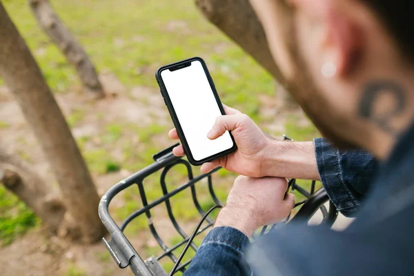 Tela Branca Branco Jovem Segurando Seu Telefone Parque Verde Espaço — Fotografia de Stock