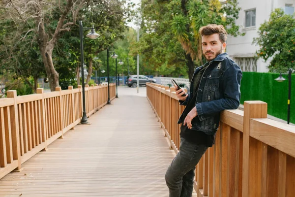 Posando Jovem Homem Bonito Barbudo Está Vestindo Casaco Ganga Ela — Fotografia de Stock