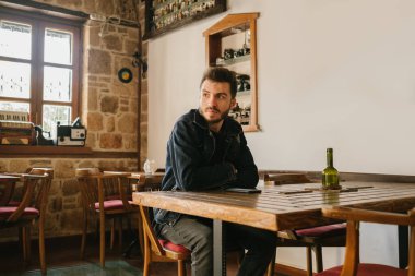 Kot pantolon giymiş genç bir adam kız arkadaşını bekliyor. Endişeli genç adam kahve masasında oturuyor ve başka tarafa bakıyor. Yakışıklı adam yalnız oturur. Boşanmış ve ayrılmış bir ilişki..