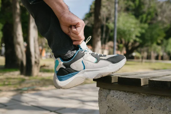 Yürüyen adam, ayağa kalk. Ayakkabı bağcığı dene. Koşmaya hazırlan.