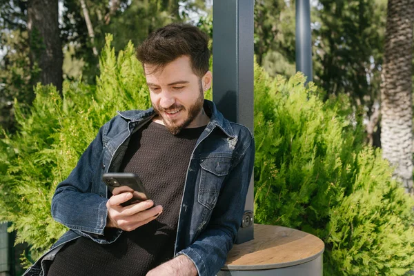 Joven Hombre Sonriente Mirando Teléfono Está Feliz Leer Mensaje Novia — Foto de Stock