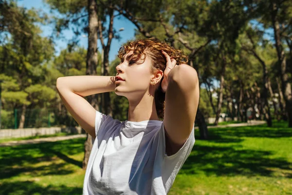 Calma Hermosa Mujer Joven Con Camisetas Blancas Peinando Cabello Mientras — Foto de Stock