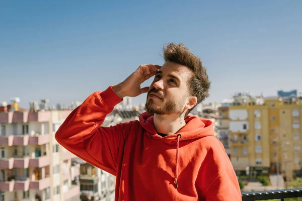 Düşünceli adam, genç adam aklına iş fikri geldi, günlerdir uyumadı ve stresli, fazla düşünen ve zihinsel sağlık bozukluğu var.