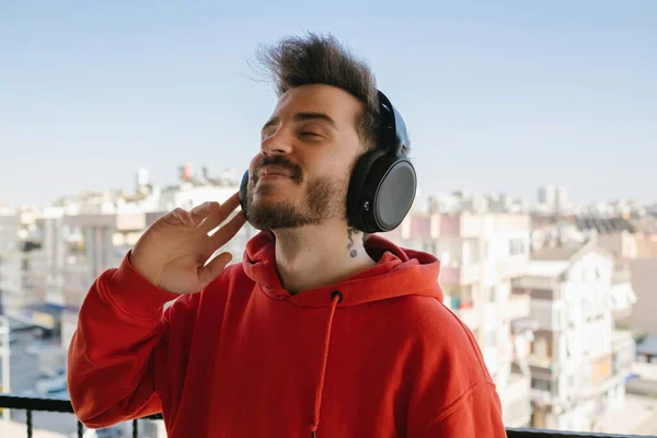 Jovem Feliz Usando Capuz Vermelho Ouvindo Música Com Fones Ouvido — Fotografia de Stock