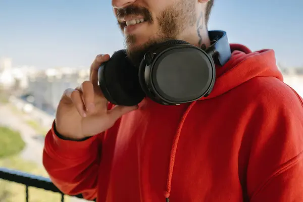 Vista Perto Jovem Bonito Usando Capuz Vermelho Com Fones Ouvido — Fotografia de Stock