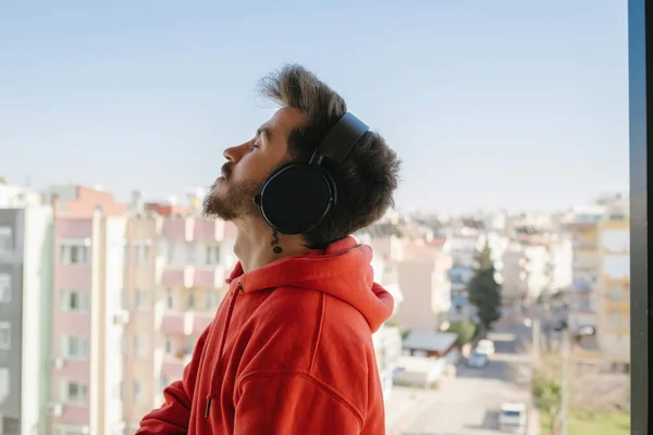 Homem Pacífico Fone Ouvido Sem Fio Moderno Varanda Ouvindo Música — Fotografia de Stock